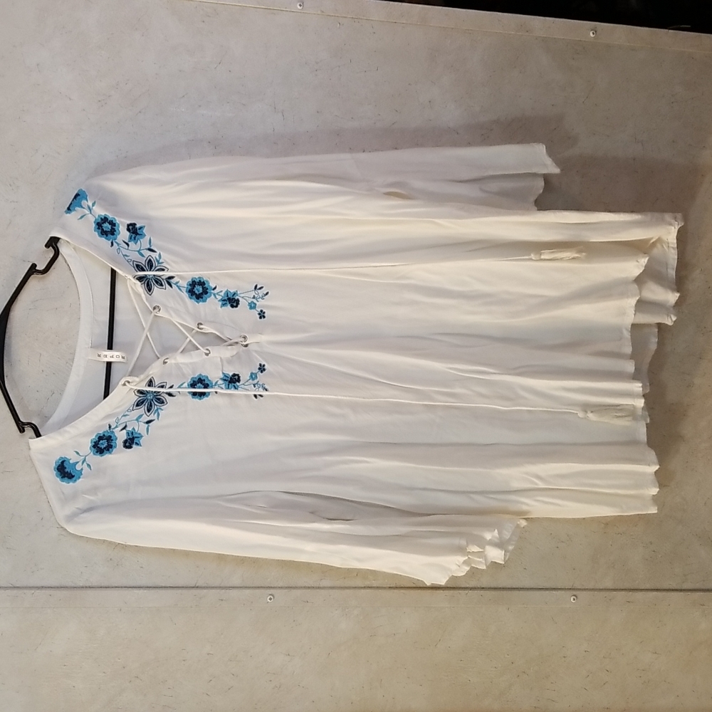 Roper Large White top blue floral